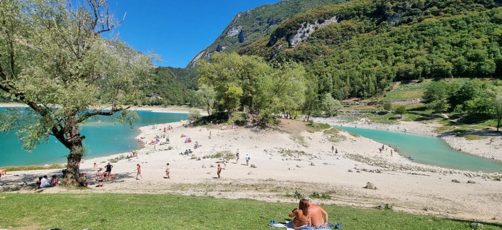 Il lago di Tenno già preso d'assalto dai turisti, con il ponte Tibetano diventerà un'attrazione stile Tennoland con danni